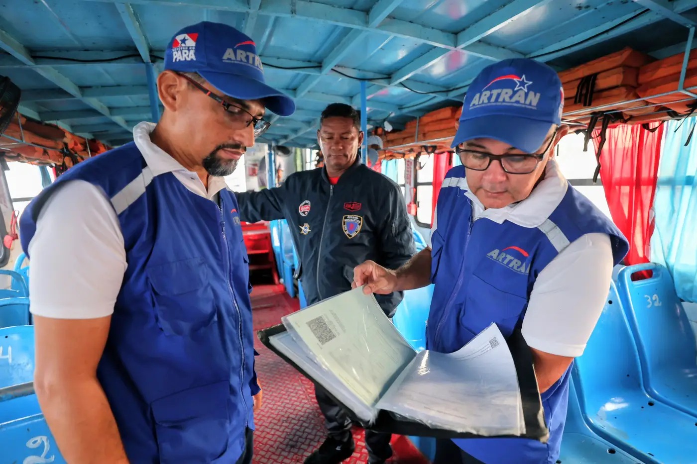 Controladores da Artran verificando documentação de embarcação