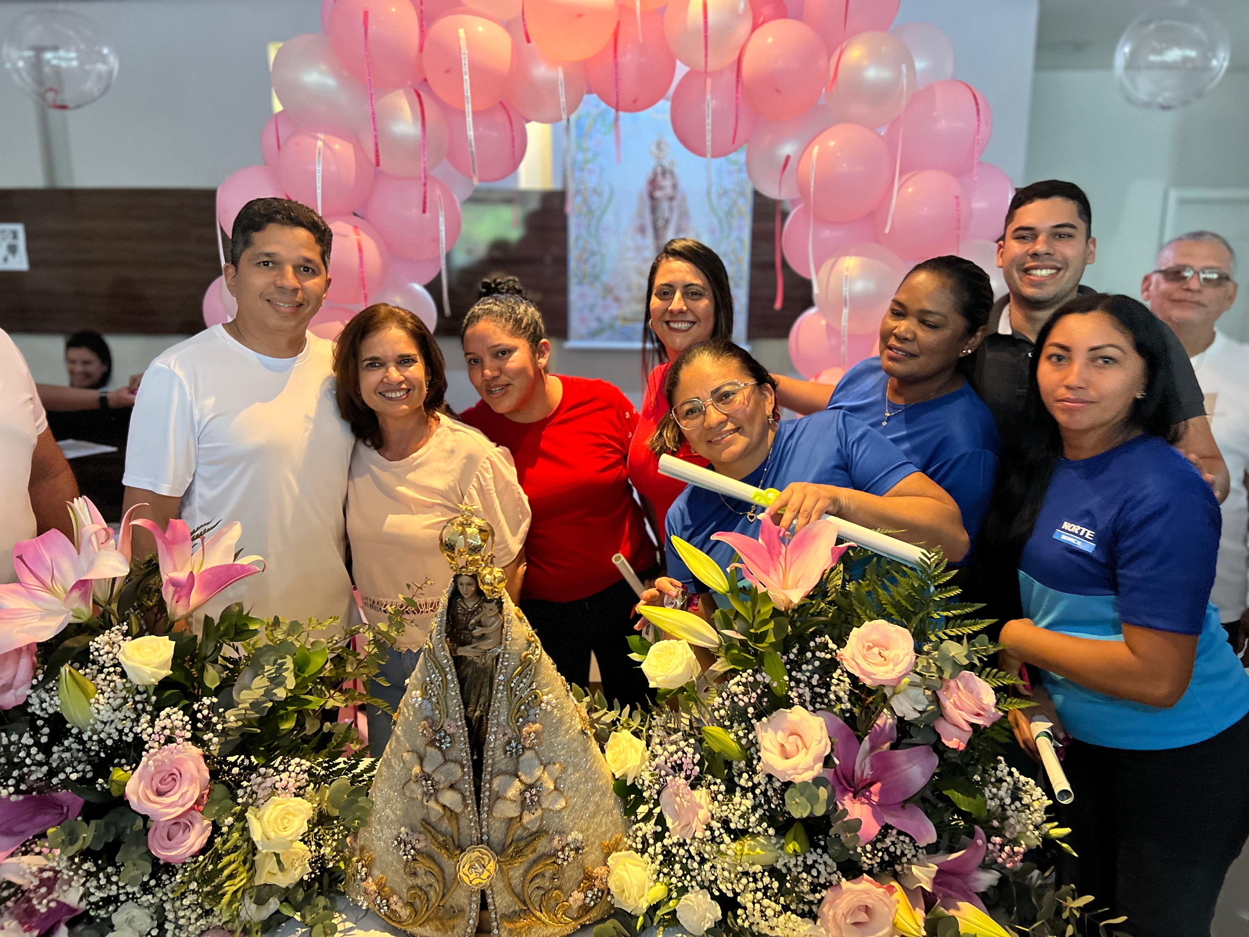 servidores da Artran ao redor da Imagem Peregrina