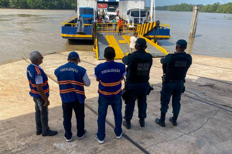 Agentes de fiscalização acompanhando saída de balsa